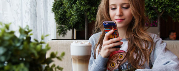 Femme tenant un iphone dans la main