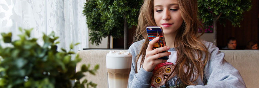 Femme tenant un iphone dans la main